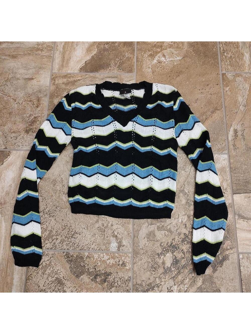 2000s No Boundaries made in USA white black blue green zig zag striped sweater